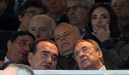 El presidente del Real Madrid Florentino Perez (d) y junto al vicepresidente Fernando Fernández Tapias durante el partido.