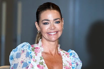 La actriz Denise Richards en un acto de presentación de la serie 'Resplandor y Tinieblas' en el hotel Palace de Madrid el 26 de octubre de 2020.