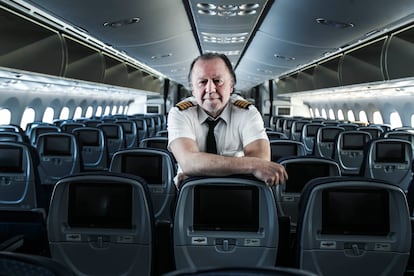 Enrique Piñeyro, posa en el avión.