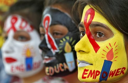 A partir de 2004, el Comité directivo mundial encargado de la Campaña Mundial contra el SIDA empezó a seleccionar temas para el Día Mundial de la lucha contra el SIDA, en consulta con la sociedad civil, así como los organismos y agencias que participan en la lucha contra el SIDA. En la imagen, un grupo de estudiantes con las caras pintadas durante un acto contra el VIH, en Chandigarh (India).