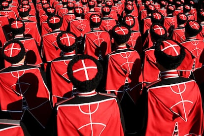 Un grupo de cosacos participa en el desfile militar.