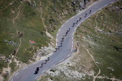 Vista aérea del grupo de los favoritos durante la disputa de la undécima etapa, en la que han subido el Tourmalet