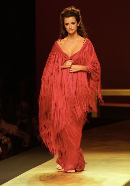 Penélope Cruz desfile para Victorio y Lucchino en la pasarela Cibeles de Madrid en febrero de 1998.