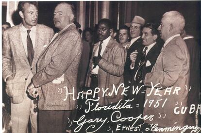 Saudações de Hemingway e Gary Cooper ao Floridita pelo ano novo, em 1951. Hemingway adorava convidar seus amigos para o lugar. Ele pagava uma vez por mês e costumava tomar uma bebida extra em seu conversível em uma coqueteleira até 'Finca Vigía', sua casa na cidade vizinha de San Francisco de Paula.