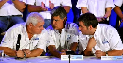 El presidente de Panamá, Ricardo Martinelli (izquierda), habla con los ministros José Raúl Mulino (centro), y Demetrio Papadimitriu (derecha), en mayo de 2009, en Ciudad de Panamá.
