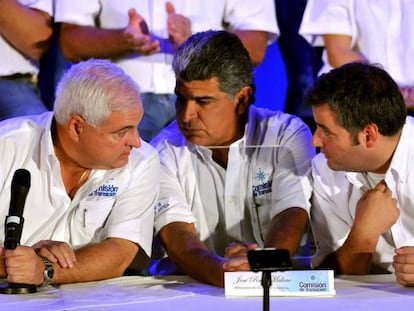 El presidente de Panam&aacute;, Ricardo Martinelli (izquierda), habla con los ministros Jos&eacute; Ra&uacute;l Mulino (centro), y Demetrio Papadimitriu (derecha), en mayo de 2009, en Ciudad de Panam&aacute;.