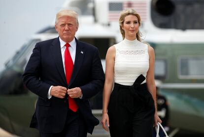 Donald Trump y su hija Ivanka caminan hacia el Air Force One, en la base Andrews en Maryland, el 13 de junio de 2017.