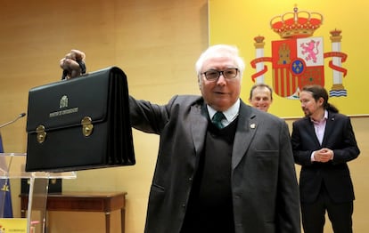 El nuevo ministro de Universidades, Manuel Castells, recibe su cartera durante la toma de posesión de su cargo en el ministerio de Ciencia.