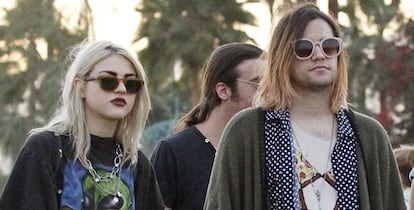 Frances Bean Cobain en el festival de Coachella 2014 con su entonces marido Isaiah Silva.