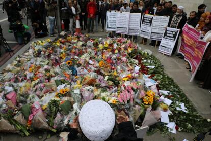 Musulmanes rezan y sujetan pancartas al lado del tributo floral por las víctimas del atentado en el 'London Bridge' y en 'Borough Market', en Londres (Gran Bretaña).