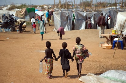 Tres niñas se dan la mano en el campamento para desplazados de Naciones Unidas en Juba (Sudán del Sur), 9 de enero de 2014.