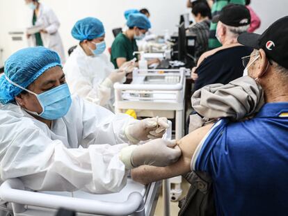 Un hombre es vacunado en Shenyang, (China), este viernes.
