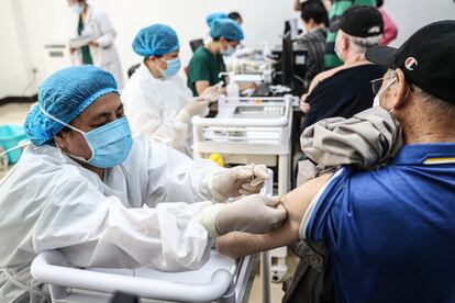 Un hombre es vacunado en Shenyang, (China), este viernes.