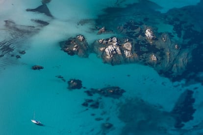 Santa Giulia (en al foto) es una de las playas más bonitas de Córcega, isla al sureste de la Costa Azul francesa. Pertenece al término municipal de Porto-Vecchio, está rodeada de vegetación y conserva su encanto natural pese a estar dotada de todo tipo de equipamiento. Su arena es blanca y fina; sus aguas, cristalinas y de un impresionante color azul. El problema, común a todo el Mediterráneo, es que se masifica en verano. Un excelente destino para practicar deportes acuáticos como el kayak o la vela.