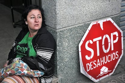 Una mujer protesta contra los desahucios en Barcelona
