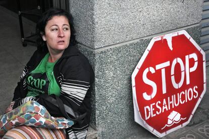 Una mujer protesta contra los desahucios en Barcelona