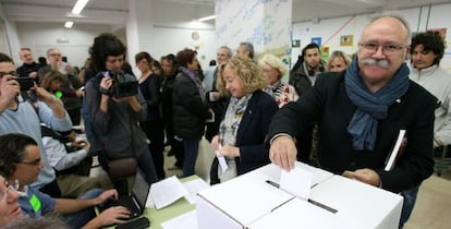 El exvicepresidente de la Generalitat y exlíder de ERC, Josep Lluís Carod-Rovira, deposita su papeleta en el Instituto Pons d'Icart en Tarragona