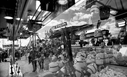 Atracciones de la calle del infierno en la Feria de Abril sevillana.