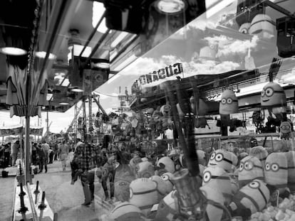 Atracciones de la calle del infierno en la Feria de Abril sevillana.