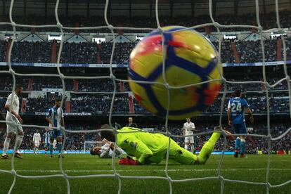 Cristiano Ronaldo cae al suelo después de marcar el sexto gol del Real Madrid.