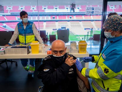 Un policía municipal recibe la vacuna AstraZeneca en el estadio Wanda Metropolitano de Madrid, este jueves.