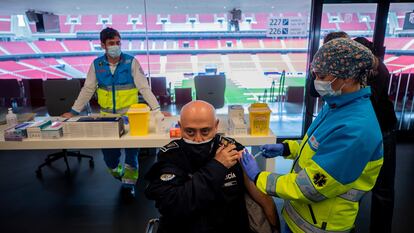 Un polica municipal recibe la vacuna AstraZeneca en el estadio Wanda Metropolitano de Madrid, este jueves.