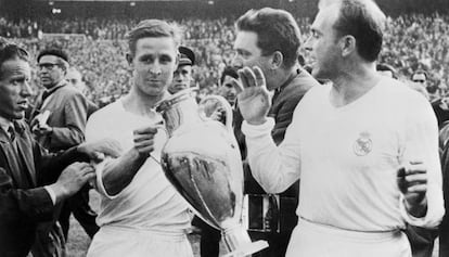 Raymond Kopa sostiene la Copa de Europa junto a Alfredo Di Stefano en el Bernabéu tras vencer en la final de 1957.