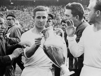 Raymond Kopa sostiene la Copa de Europa junto a Alfredo Di Stefano en el Bernabéu tras vencer en la final de 1957.