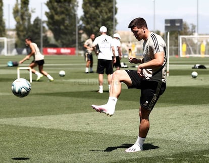 Luka Jovic, en el entranamiento de este martes con el Madrid tras una semana aislado en casa.