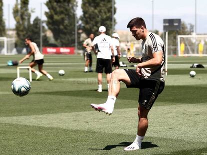 Luka Jovic, en el entranamiento de este martes con el Madrid tras una semana aislado en casa.