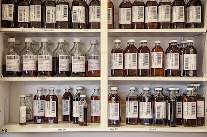 Detalle del laboratorio de The Macallan, en Escocia. Cada botella contiene una muestra de las 230.000 barricas de la marca. Una auténtica librería del whisky.