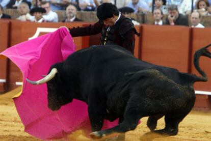 Oliva Soto, con el segundo de su tarde, ayer en la Mestranza.