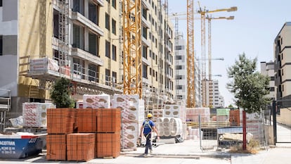 Construcción de viviendas en El Cañaveral (Madrid), el pasado mes de junio.