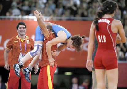Maider Unda, a hombros de su entrenador, Luis Crespo, al ganar la medalla de bronce.