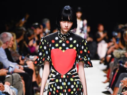 Paco Rabanne lo apuesta todo a mezclar estampados setenteros