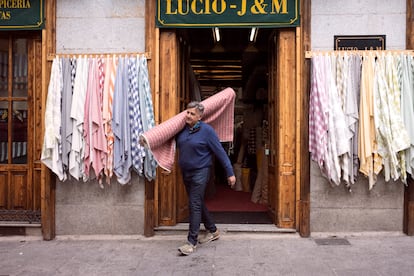 Lonas Lucio. “La ciudad de Madrid se ha convertido en un parque de atracciones para turistas, en un sitio inhabitable”, afirma Javier Martínez, el dueño de este negocio de telas fundado en 1872 y situado casi adyacente a la plaza Mayor. 
