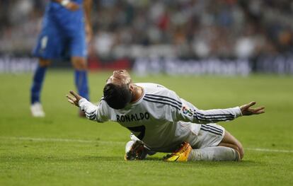 Ronaldo se lamenta de una jugada.