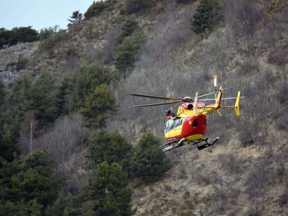 Servi&ccedil;os de socorro s&oacute; podem chegar de helic&oacute;ptero aos destro&ccedil;os. 