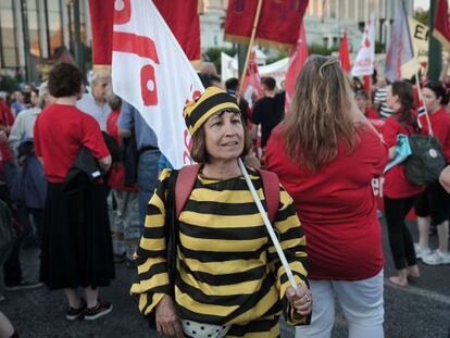 Una manifestante, en una marcha contra la austeridad en Atenas del pasado d&iacute;a 8.