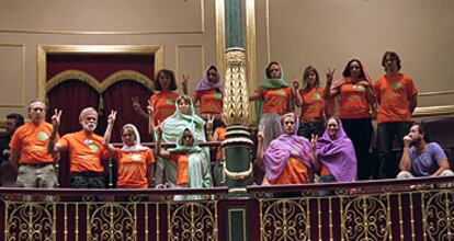 Simpatizantes del pueblo saharaui se manifiestan en la tribuna del público en el Congreso de los Diputados.