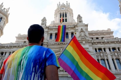 El mismo 28 de junio, <a href="https://elpais.com/tag/orgullo_gay/a" target="_blank"> Día Internacional del Orgullo LGBT</a> (lesbianas, gais, bisexuales, transgénero), arranca en Madrid una fiesta reivindicativa, o una reivindicación festiva conocida también por el acrónimo MADO, un referente en Europa pero también en el mundo —en 2017 la ciudad fue anfitriona de la quinta edición del Orgullo Mundial (WorldPride)—. En el programa, conciertos, espectáculos, la famosa carrera de tacones en una calle del barrio de Chueca, la elección de Míster Gay España. Este año el pregón tendrá lugar el 4 de julio y el multitudinario desfile el sábado 7 de julio, conmemorando el 40º aniversario de la primera gran movilización del colectivo en la capital española. En la imagen: la bandera arcoíris del Orgullo Mundial en la fachada del Ayuntamiento de Madrid, sede del World Pride 2017. Más información: <a href="http://www.madridorgullo.com/" target="_blank"> madridorgullo.com</a>