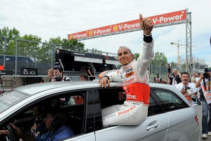 Lewis Hamilton es transportado hasta la sala de prensa en el <i>safety car</i> al no poder llegar él mismo en su McLaren