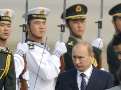 El primer ministro ruso, Vladímir Putin, a su llegada al aeropuerto internacional de Pekín.
