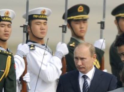 El primer ministro ruso, Vlad&iacute;mir Putin, a su llegada al aeropuerto internacional de Pek&iacute;n. 