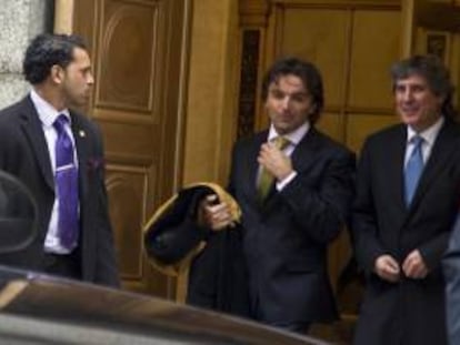 El vicepresidente argentino, Amado Boudou (c), sale del Tribunal de Apelaciones del Segundo Circuito en Nueva York, el pasado 27 de febrero de 2013, después de una audiencia por el pleito sobre la deuda con fondos de inversión. EFE/Archivo