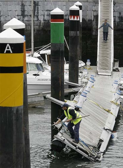 Pantalán del puerto de Bermeo destrozado el martes por el temporal.