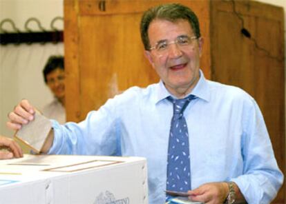 El presidente de la Comisión Europea, Romano Prodi, sonríe mientras emite su voto en Bolonia. La campaña en Italia ha cerrado con una agria polémica por los 57 millones de mensajes a móviles que ha enviado el Ejecutivo presidido por Berlusconi para llamar al voto de los ciudadanos.