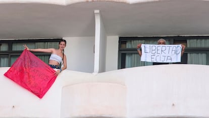 Dos jóvenes en aislamiento en el hotel Palma Bellver de Palma portan sendas pancartas pidiendo salir del hotel.