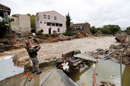 Un hombre fotografía casas dañadas por las inundaciones en Villegailhenc (Francia). Météo France ha advertido en su página web de que las lluvias van a continuar y que en total se acumularán de 200 a 250 litros por metro cuadrado y "puntualmente de 300 a 350".