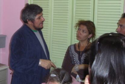 El minero Juan Carlos Aguilar, con su familia en el hospital.